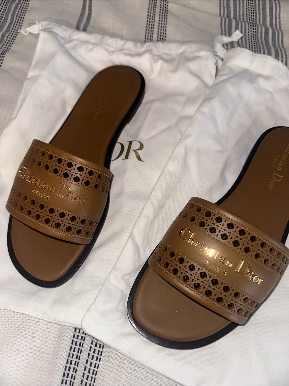 D-Lane Slide Camel Calfskin with Openwork Microcannage Motif 37 - Picture 4 of 6
